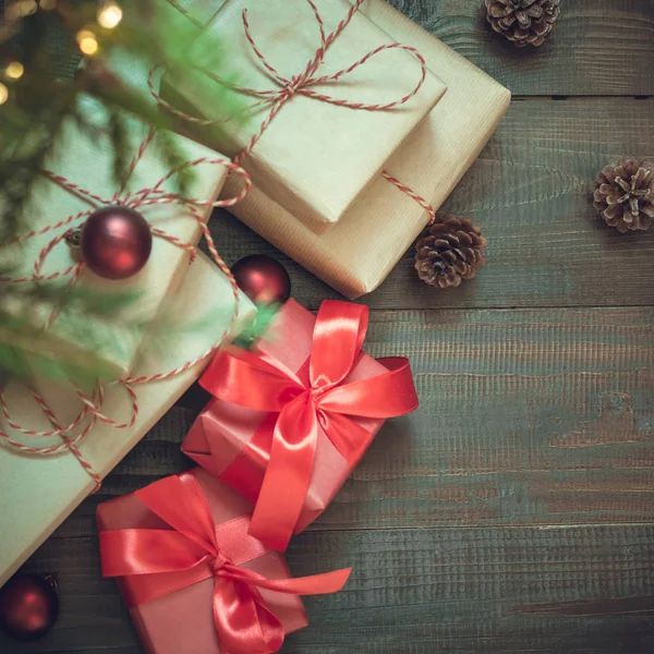 Noel Giftboxes Tatil Arifesinde Noel Ağacının Altında Kırmızı Dekor Içinde — Stok fotoğraf