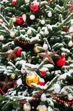 Bir şekilde dekore edilmiş ile Noel ağacı topları, garland Fuarı üzerinde. Açık. Noel kartı ve desen. Yakın çekim. Kış.