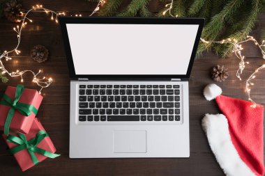 Metin veya özel yılbaşı teklif için alan ile ekran dizüstü bilgisayar. Xmas laptop yanında alışveriş. Üstten görünüm ve düz yatıyordu. Tatil kavramı