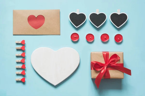 Valentijnskaart Set Cadeau Rode Harten Blauwe Ondergrond Bovenaanzicht Ruimte Voor — Stockfoto