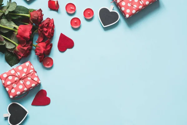 Valentijnskaart Samenstelling Met Geschenken Rode Harten Blauwe Ondergrond Bovenaanzicht Ruimte — Stockfoto