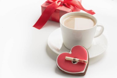 Bir fincan kahve ile beyaz aşk mektup ve hediye kutusunda. Sevgililer günü kartı. Aşk kavramı.