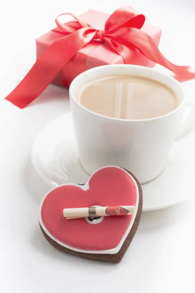 Tasse Kaffee Mit Liebesbrief Und Geschenkbox Auf Weiß Valentinskarte Liebeskonzept — Stockfoto