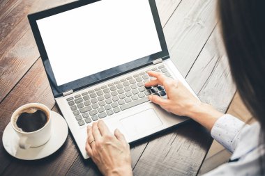 Yazma ve ev ofis içinde laptop kriteri kadın. Ekran metinlerinin uzayda.