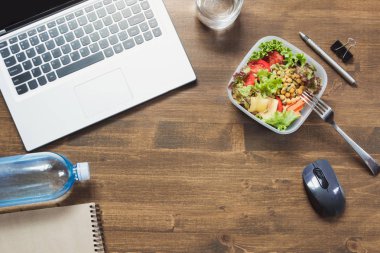 Office, salata, ahşap masa su sağlıklı iş yemeği. Üstten görünüm kopya alanı ile. Kavram sağlıklı beslenme. Beslenme çantası.