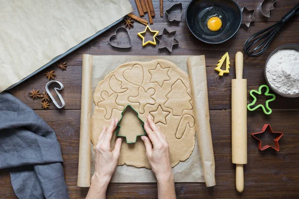 Biscotti di Natale fatti in casa su pergamena. La donna fa rotolare la pasta. A Natale. Il processo di cottura dei biscotti fatti in casa . — Foto Stock