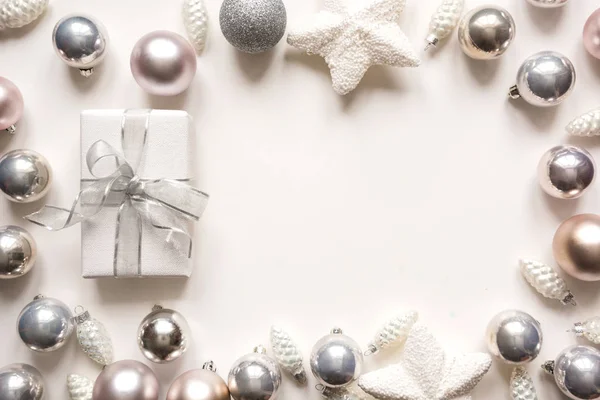 Bolas de decoração de Natal de prata e presente no branco. Espaço para texto . — Fotografia de Stock