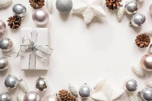 银色圣诞装饰球和礼物在白色 顶部视图 圣诞模式 — 图库照片
