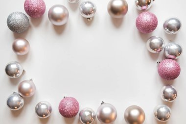 Noel dekorasyon topları beyaz gümüş. Üstten görünüm. Xmas desen.