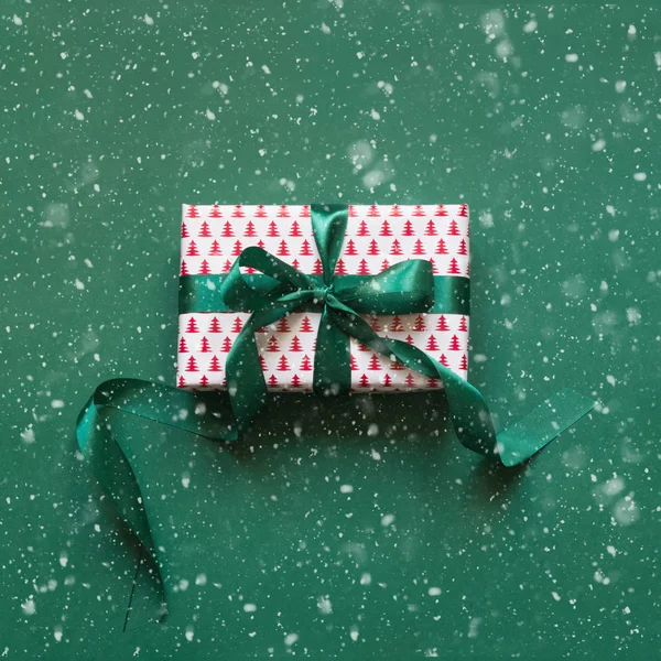 Kerst Doosje Met Groene Lint Groene Oppervlak Kerstkaart Bovenaanzicht Tweede — Stockfoto