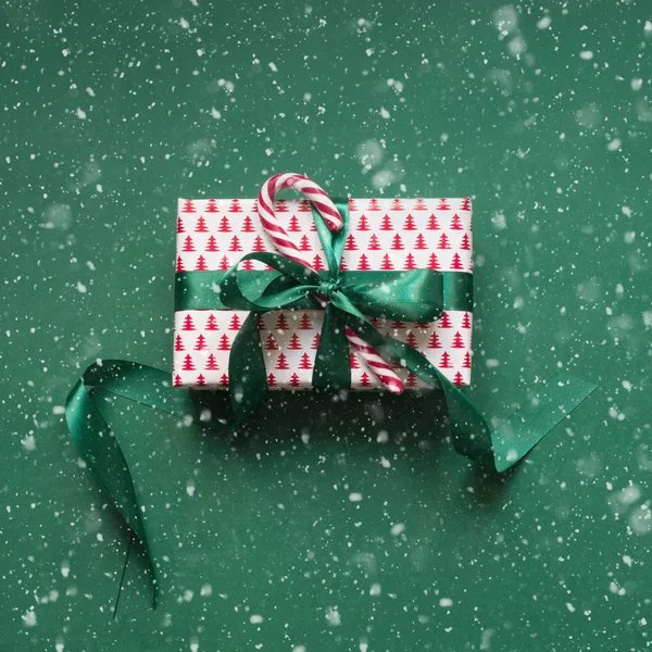 緑色の表面にキャンディの杖とクリスマス ギフト ボックス ホリデー カード トップ ビュー — ストック写真