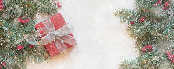 圣诞红色礼品盒白色与装饰 从上面看 节礼日 贺卡圣诞快乐 新年快乐 节礼日 圣诞之夜复制空间 — 图库照片