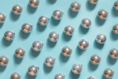 Noel gümüş topları punchy pastel mavi zemin üzerine. Xmas desen.