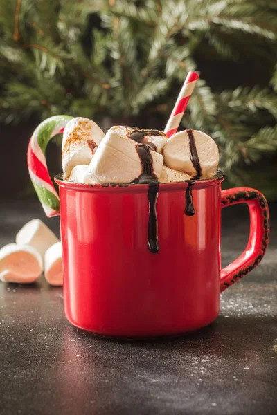 Weihnachten Roter Becher Mit Heißer Schokolade Und Kaffee Mit Marshmallows — Stockfoto