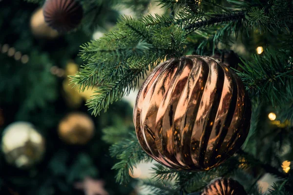 Árvore Natal Bolas Decoradas Bokeh Borrado Espaço Para Sms Tempo — Fotografia de Stock