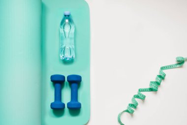 Spor donatımı. Beyaz arka plan kopya alanı ile spor ve fitness ekipmanları yaratıcı düz lay.