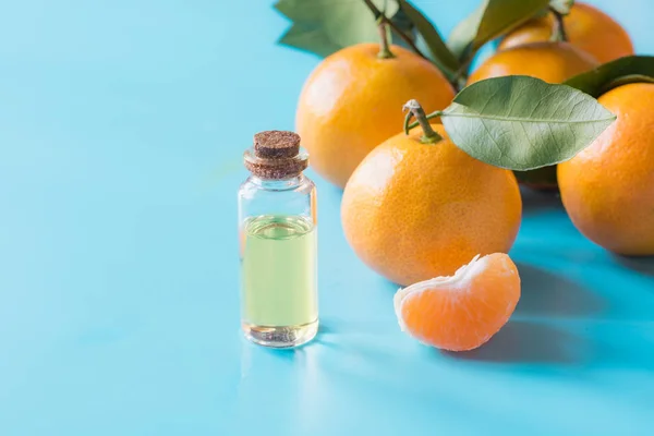 Üvegben Pasztell Kék Háttér Narancssárga Mandarin Illóolajat Gyógy Wellness Fogalma — Stock Fotó