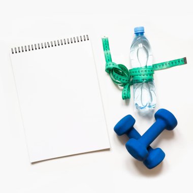 Spor donatımı. Beyaz arka plan kopya alanı ile spor ve fitness ekipmanları yaratıcı düz lay.