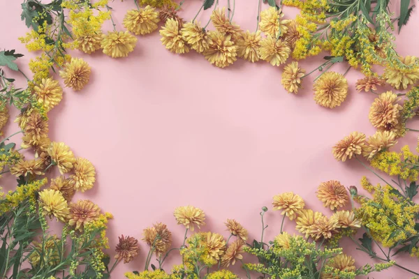 Золотисто Рожеві Квіти Рамка Тексту Пастельно Рожевому Тлі Копіювати Простір — стокове фото