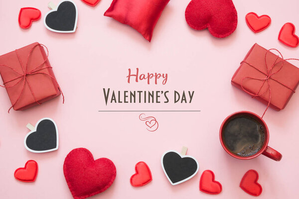 Открытка на день Святого Валентина. Состав с подарками, красные сердца на розовой поверхности. Вид сверху. Пространство для текста
.