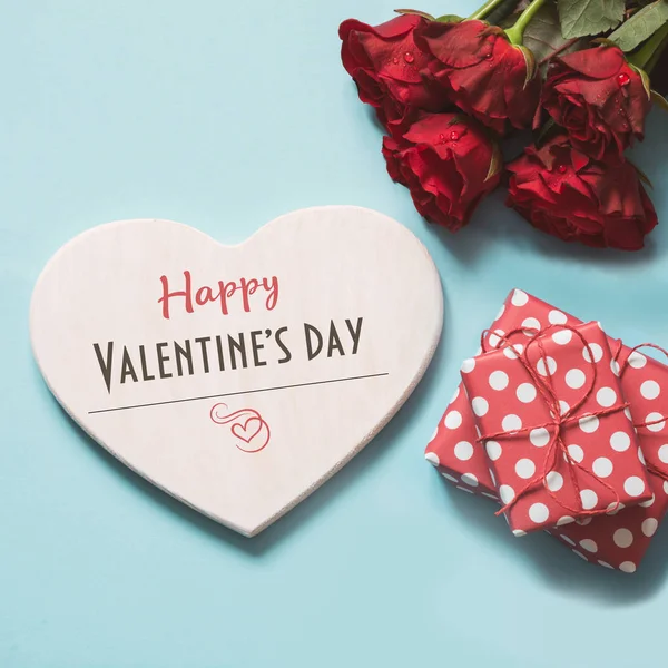 Valentýna Karty Prostorem Pro Text Kytice Červených Růží Dárkové Krabici — Stock fotografie