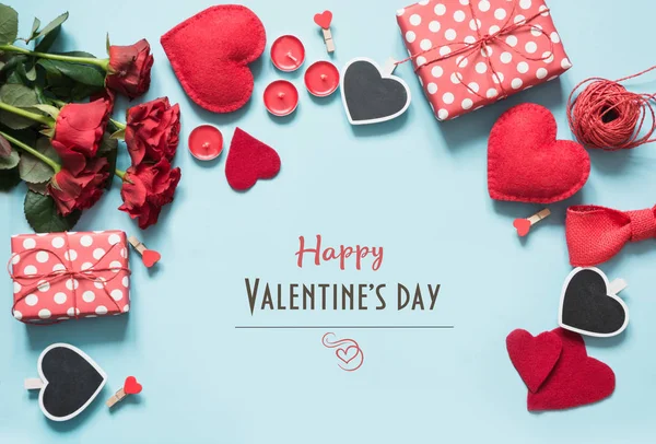 Den Svatého Valentýna Složení Dary Červené Srdce Modré Ploše Pohled — Stock fotografie