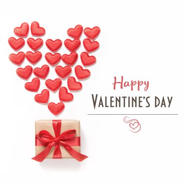 Sevgililer günü kartı. Hediye, kırmızı kalpler beyaz yüzeyi ile davet. Üstten görünüm.