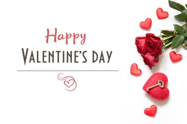 Sevgililer günü kartı. Buket kırmızı gül ve kalpleri ile anahtar beyaz arka plan üzerinde. Yakın çekim.