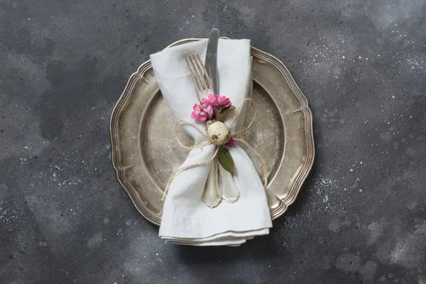 暗闇の春ピンク色の花を持つエレガンス テーブルの設定 イースターのロマンチックなディナー トップ ビュー — ストック写真