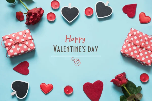 Tarjeta San Valentín Composición Con Regalos Corazones Rojos Superficie Azul — Foto de Stock