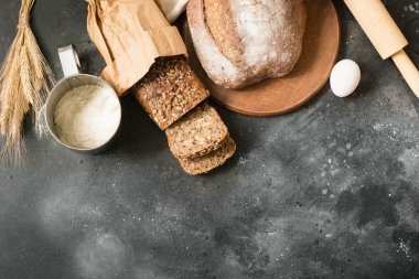 Çavdar ekmeği ve buğday siyah taş masada. Metin alanı olan üstten görünüm.