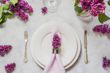 Bahar yer sofra eflatun çiçekli masa lambası üzerinde gümüş. Üstten görünüm.