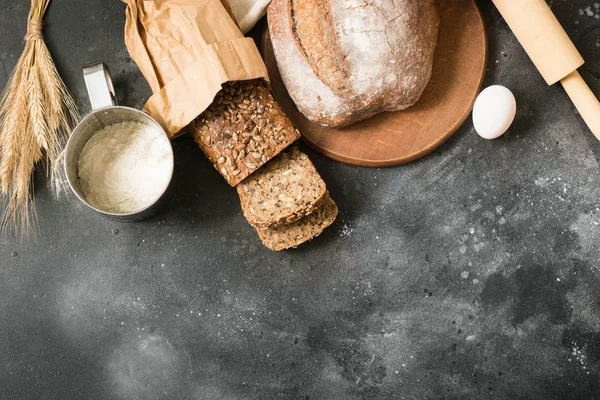 Çavdar ekmeği ve buğday siyah taş masada. Metin alanı olan üstten görünüm.