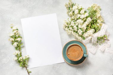 Metin, sabah siyah kahve ve buket beyaz bahar çiçekleri için boş bırakın. Üstten görünüm. Bahar. Yukarıdan görüntülemek.