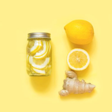 Zencefil ve citrucs mason kavanoza punchy sarı sağlıklı detoks su. Sağlık.