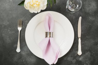 Romantik bir akşam yemeği. Elegance sofra ile siyah masada beyaz şakayık. Üstten görünüm.