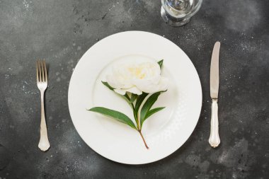 Romantik zerafet sofra ile siyah beyaz şakayık. Üstten görünüm.
