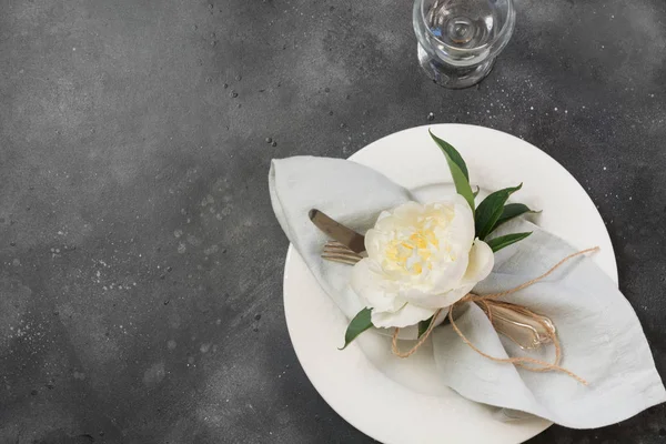 ロマンチックなディナー 黒いテーブルの白い牡丹エレガンス テーブルの設定 コピー スペース平面図 — ストック写真
