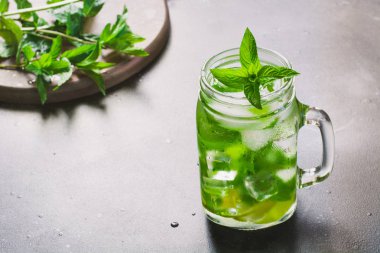 Mojito Kokteyl garnitür siyah masada mason kavanoza. Yakın çekim. Metin için yer kopyalayın.