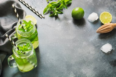 Mojito Kokteyl garnitür siyah masada mason kavanoza. Yakın çekim. Metin için yer kopyalayın.