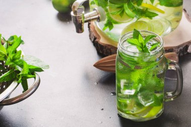 Mojito Kokteyl garnitür siyah masada mason kavanoza. Yakın çekim. Metin için yer kopyalayın.
