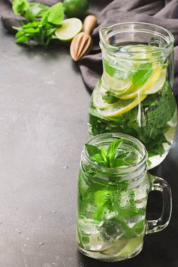 Mojito nane ve limon ile mason kavanoza kokteyl siyah masaya süsleyin. Yakın çekim. Metin için yer kopyalayın.