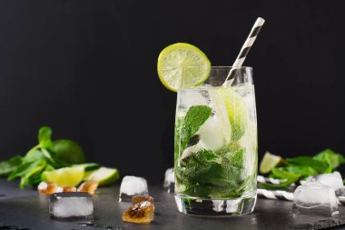Mojito kokteyl cam garnitür siyah tablosundaki ile. Düşük anahtar fotoğraf. Yakın çekim.