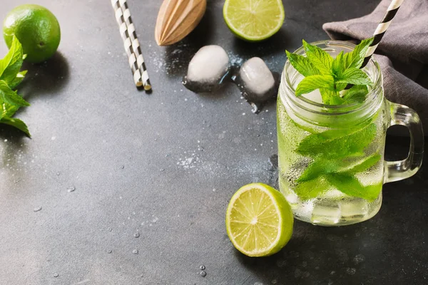 Cóctel Mojito Tarro Albañil Con Guarnición Sobre Mesa Negra Cerca —  Fotos de Stock