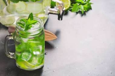 Mojito Kokteyl garnitür siyah masada mason kavanoza. Yakın çekim. Metin için yer kopyalayın.