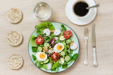 Temiz yemek. Taze salata sebze ve yumurta. Görünümü en çok, uzay kopyalayın. Dengeli beslenme. Diyet kilo kaybı konsepti için.