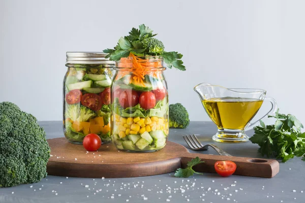 Čisté Jídlo Zdravá Zeleninová Detoxikační Salát Mason Jar Rajčat Hlávkový — Stock fotografie