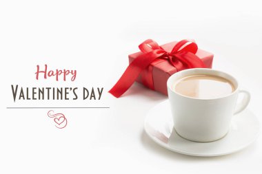 Sevgililer günü tebrik kartı. Bir fincan kahve kırmızı mevcut. Aşk kavramı.