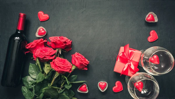 情人节贺卡红玫瑰花 心和礼品盒上的黑色 带复制空间的顶视图 — 图库照片