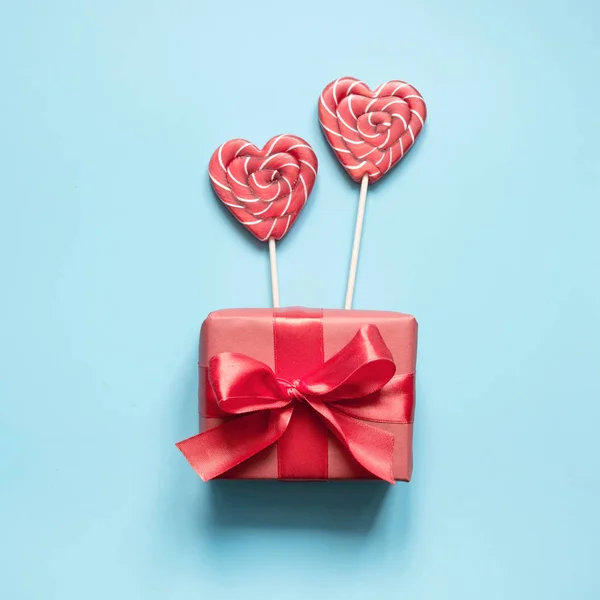 Cartão Valentine Dois Pirulitos Doces Como Coração Presente Fundo Azul — Fotografia de Stock